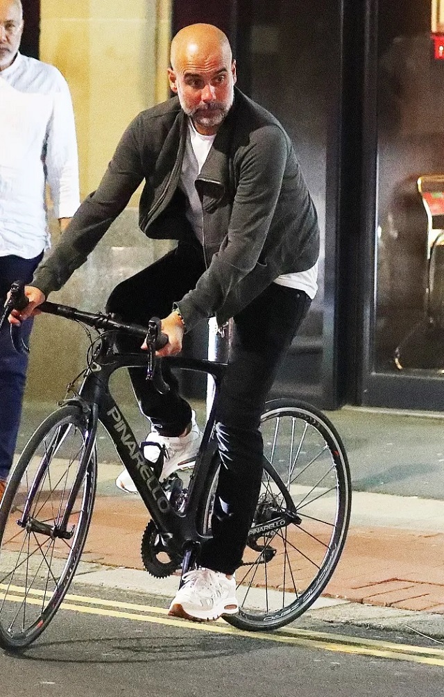 Guardiola lên xe đạp ra về với gương mặt khá tâm trạng
