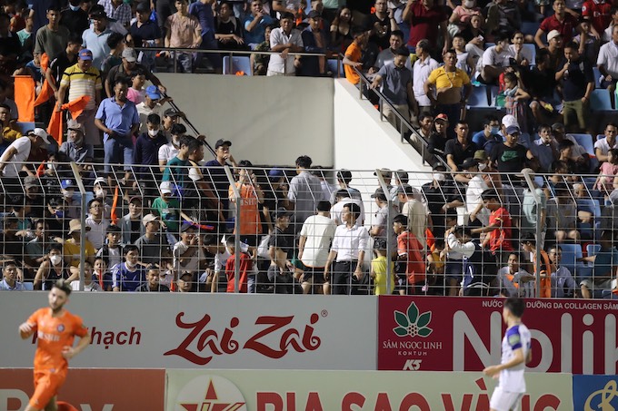 Các cầu thủ SHB Đà Nẵng đã có một trận đấu tệ hại trước SLNA khiến khán giả chán nản bỏ về. Ảnh: Hải Nam