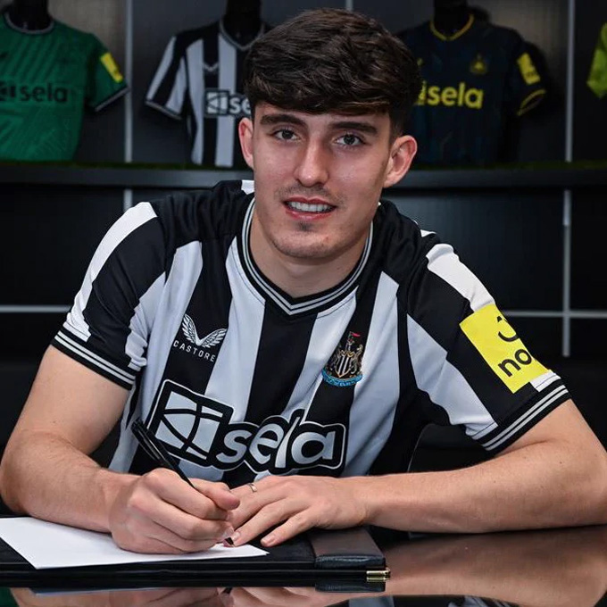 Livramento chính thức ký hợp đồng với Newcastle