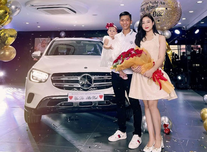 Năm 2021, Phan Văn Đức tặng vợ chiếc Mercedes có giá hơn 2 tỷ đồng