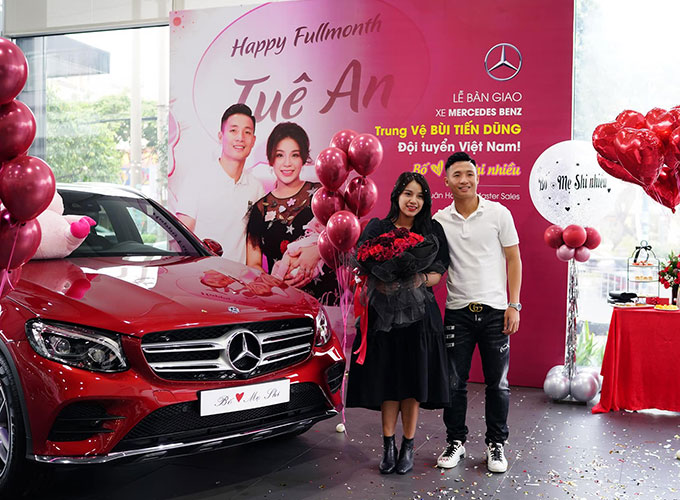 Năm 2019, chiếc Mercedes-Benz GLC 300 là món quà bất ngờ mà Bùi Tiến Dũng, trung vệ đang thi đấu trong màu áo của CLB Viettel dành tặng vợ nhân dịp cô hạ sinh con gái đầu lòng. Đây là phiên bản cao cấp nhất của dòng GLC tại Việt Nam và có giá niêm yết hơn 2,2 tỷ đồng