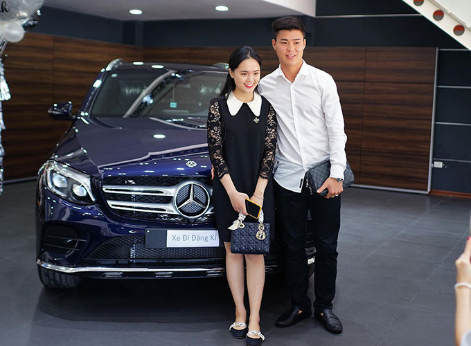 Mercedes-Benz GLC 300 cũng là chiếc xe được Duy Mạnh lựa chọn mua năm 2021. Tại Việt Nam, Mercedes-Benz GLC 300 đang được phân phối với giá bán khoảng 2,3 tỉ đồng