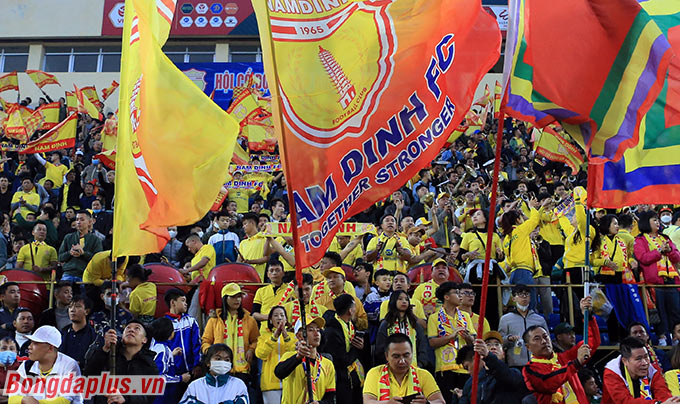 CĐV Nam Định chờ động thái từ phía lãnh đạo đội bóng - Ảnh: Minh Tuấn 