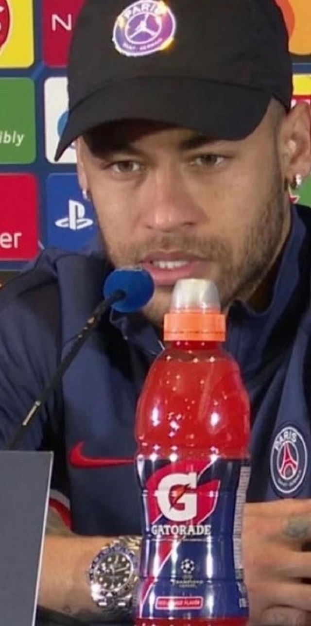 Neymar đeo chiếc Rolex phiên bản Người dơi trong cuộc họp báo
