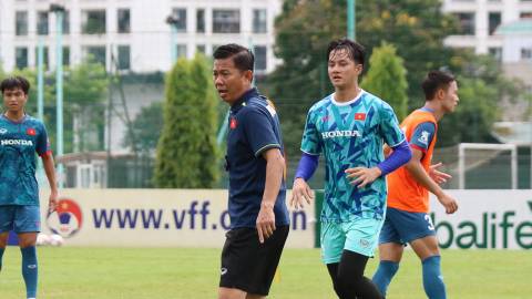 HLV Hoàng Anh Tuấn dặn dò 4 cầu thủ U23 Việt Nam