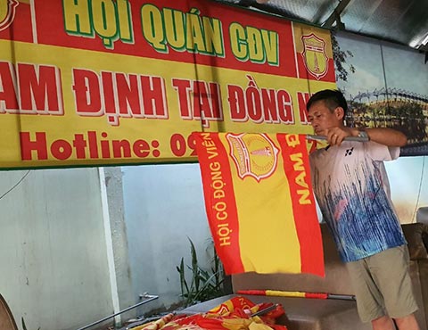 Hội CĐV bóng đá Nam Định tại Đồng Nai chuẩn bị cờ để di chuyển ra Bình Định cỗ vũ cho đội nhà