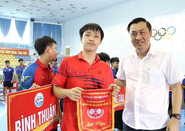 Ông Cao Văn Chóng - PGĐ Sở Văn hóa, Thể thao và Du lịch tỉnh, trưởng ban tổ chức giải tặng cờ lưu niệm cho các đội tham dự