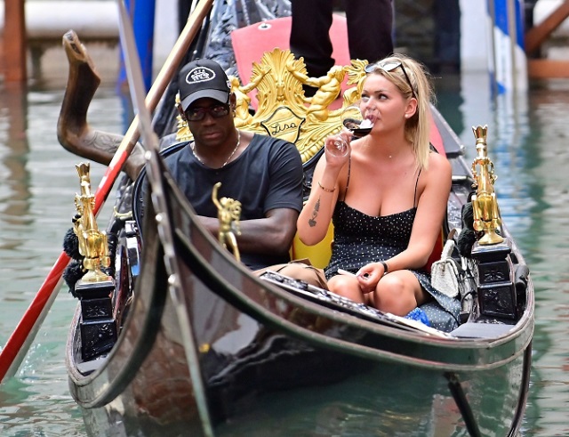 Balotelli và bạn gái tóc vàng du ngoạn ở Venice