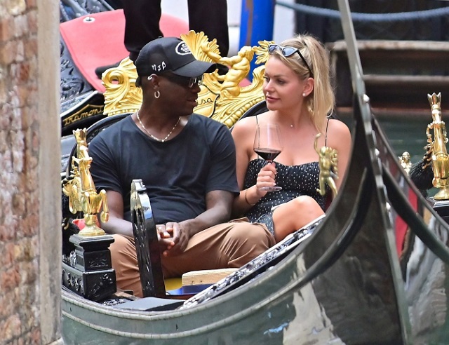 Cặp đôi thưởng thức rượu vang trên thuyền gondola