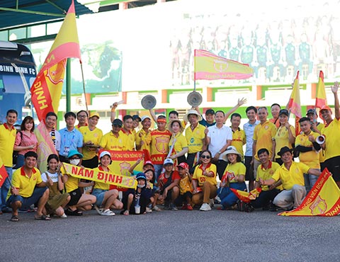 Đông đảo khán giả Nam Định di chuyển bằng ô tô từ quê nhà và các CĐV thành Nam đang sinh sống ở phía Nam đã vượt hàng nghìn km để cỗ vũ cho Nam Định.