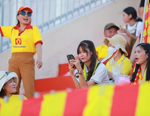Các CĐV nữ của Nam Định hiện diện trên khán đài sân Quy Nhơn.