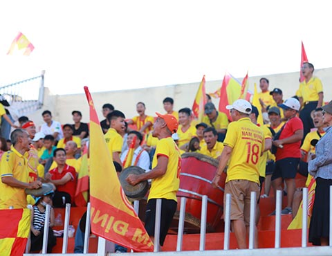 Các CĐV Nam Định tại sân Quy Nhơn tạo bầu không khí sôi động trước trận đấu giữa Bình Định vs Nam Định.