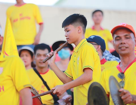 Các CĐV Nam Định hy vọng đội nhà có một trận đấu hay trước Bình Định.