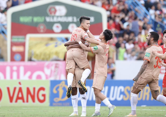 Quang Hải ăn mừng cùng đồng đội sau khi "giải cơn khát" bàn thắng