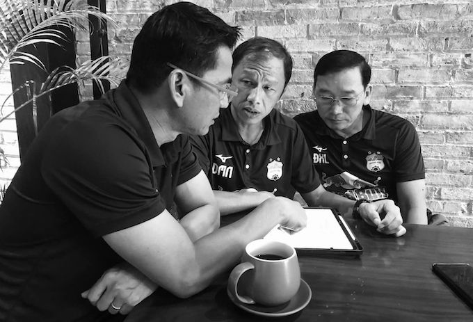 HLV Kiatisak, trợ lý Dương Minh Ninh và bác sĩ Đồng Xuân Lâm bàn công việc