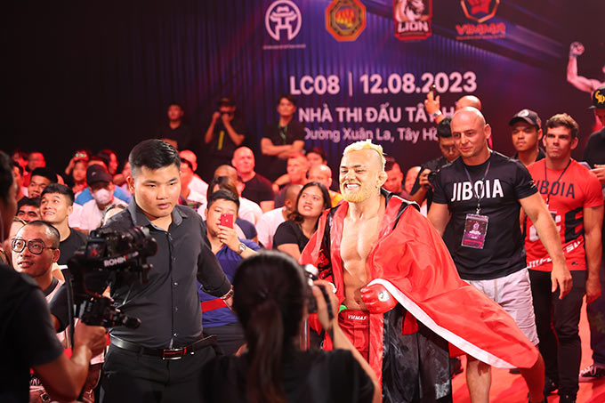 Oliveira hạ gục nhanh gọn võ sĩ từ Minh Sang Club