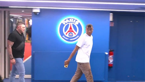 Mbappe vào phòng thay đồ PSG dù không được thi đấu