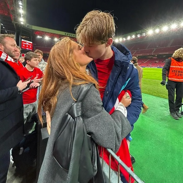 Laura hôn bạn trai Hojlund ngay trên sân vận động vào tháng 3/2023