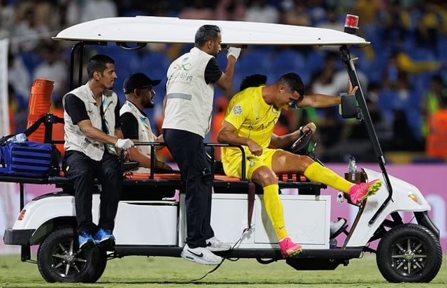 Ronaldo phải ngồi xe của y tế để ra khỏi sân