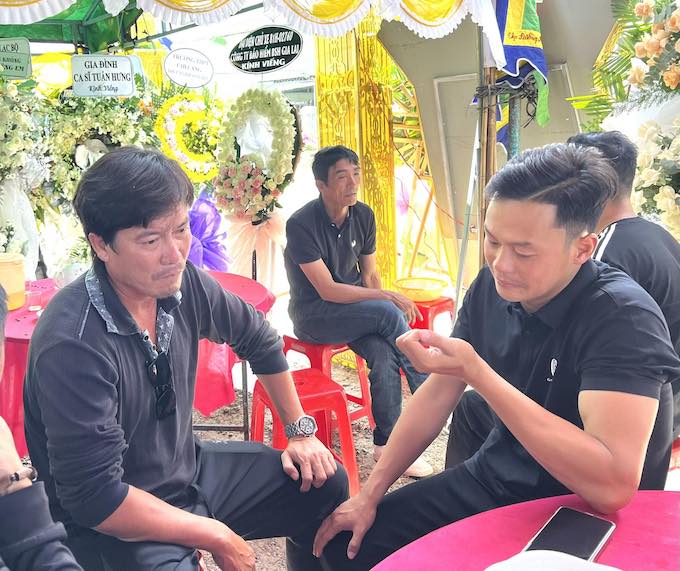 HLV Lương Trung Tuấn và cựu tuyển thủ Bùi Xuân Hiếu tại lễ tang. Ảnh: Tuấn Thành