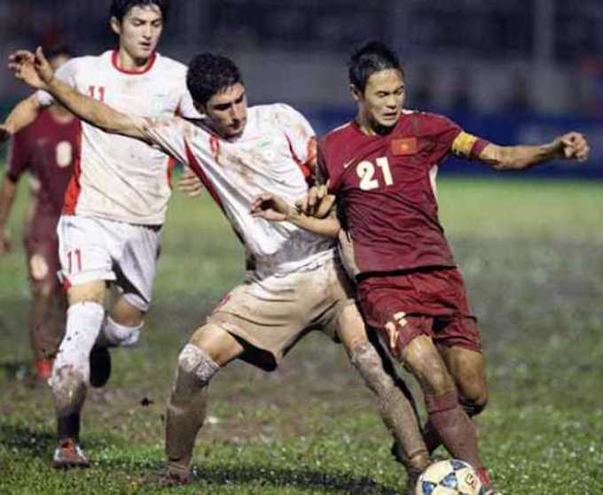 Bùi Xuân Hiếu (số 21) lúc còn thi đấu trong màu áo tuyển U21 Việt Nam