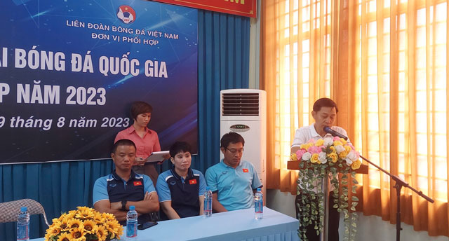 Ông Đặng Thanh Hạ, Trưởng Ban trọng tài Liên đoàn Bóng đá Việt Nam phát biểu chào mừng các học viên