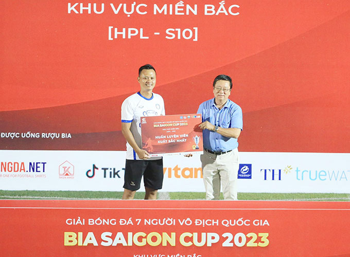 HLV xuất sắc nhất: HLV Nguyễn Chí Thành (CLB Mobi)