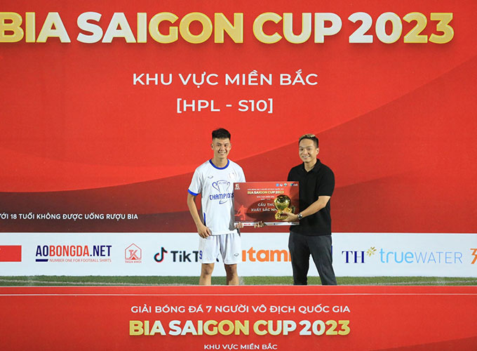 Cầu thủ xuất sắc nhất : Vũ Quang Việt (số 99 - CLB Mobi)