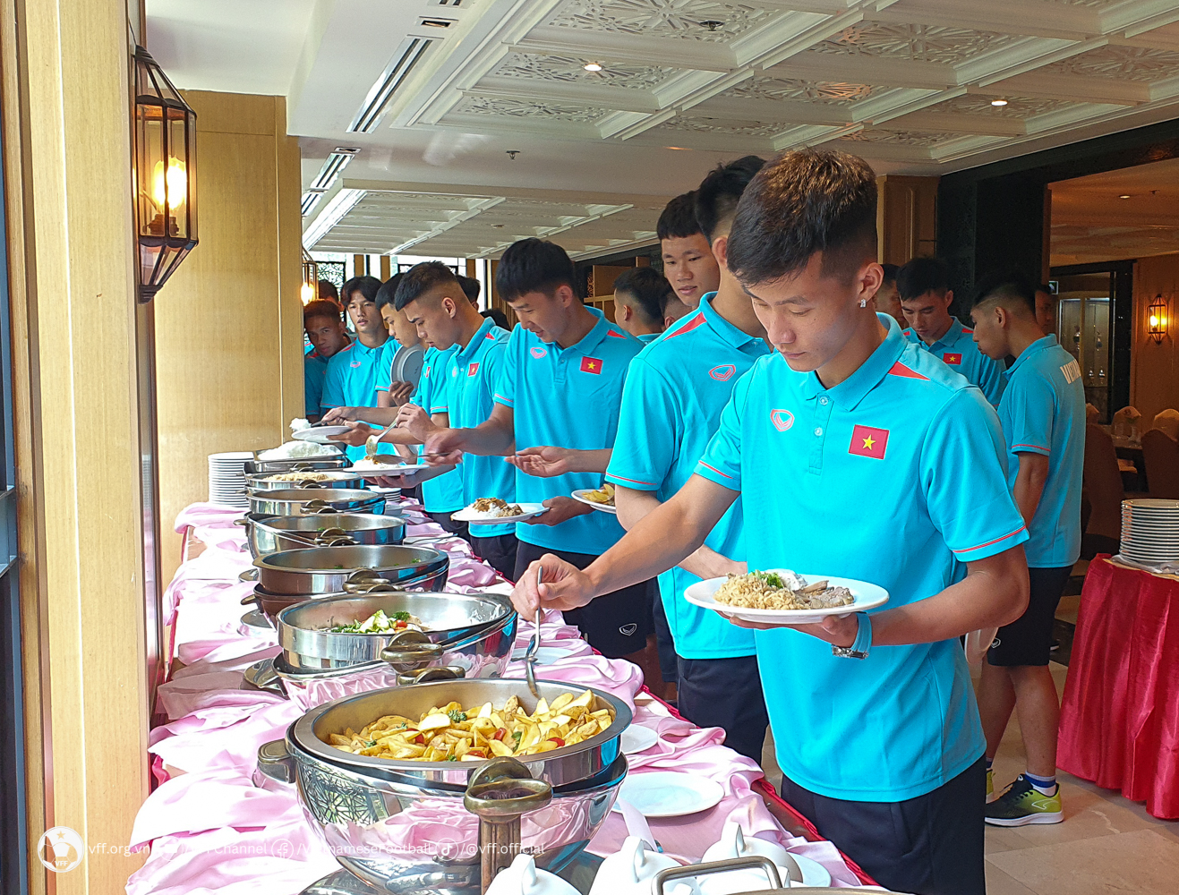 Các cầu thủ dùng bữa tại khách sạn AL Meroz - Ảnh: VFF