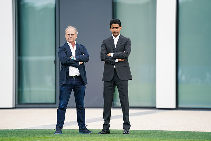 Cố vấn bóng đá Luis Campos cùng chủ tịch Al-Khelaifi theo dõi buổi tập của PSG sáng Chủ nhật