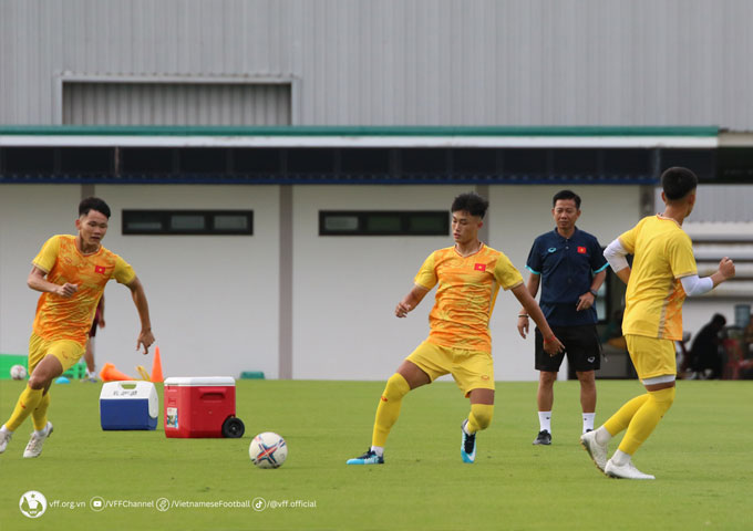 U23 Việt Nam có buổi tập đầu tiên ngay khi đặt chân tới Thái Lan tham dự VCK U23 Đông Nam Á 2023