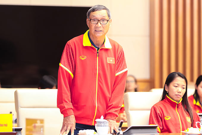 HLV Mai Đức Chung của ĐT nữ Việt Nam báo cáo Thủ tướng về hành trình của đội tại World Cup nữ 2023 - Ảnh: Bùi Lượng