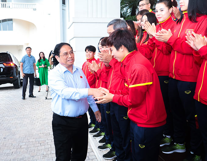 Thủ tướng Phạm Minh Chính gặp mặt, động viên ĐT nữ Việt Nam - Ảnh: Bùi Lượng 