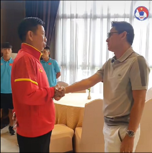 HLV Kiatisak tới thăm U23 Việt Nam và dành nhiều thời gian trao đổi với HLV Hoàng Anh Tuấn - Ảnh: VFF 