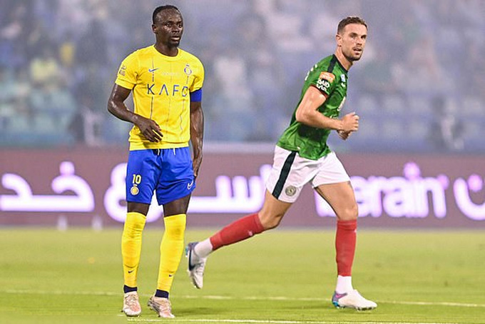 Mane (trái) ghi bàn ngay phút thứ 4 trận Al-Ettifaq vs Al-Nassr nhưng không thể thắng được đội của Henderson