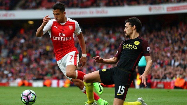 Trong lần đầu tiên đá hậu vệ phải, Jesus Navas đã khóa chặt Alexis Sanchez (trái) của Arsenal