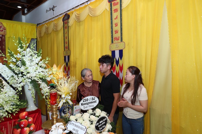 Mẹ của HLV Minh Ninh trò chuyện cùng Hồng Duy - Ảnh: Minh Trần