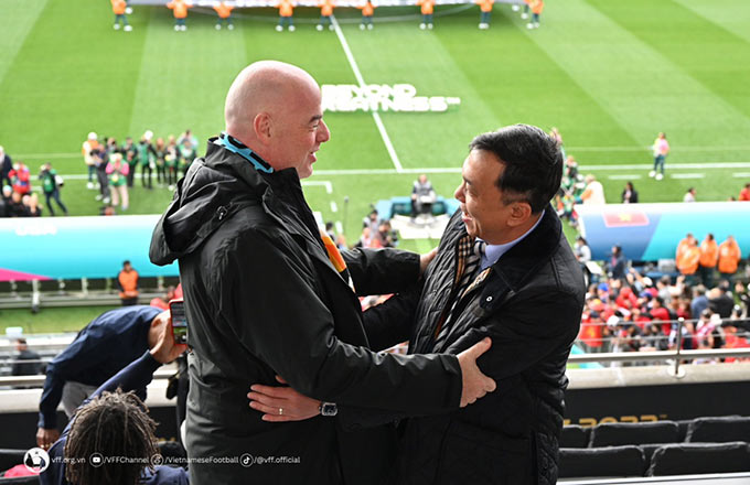 Chủ tịch FIFA Gianni Infantino và Chủ tịch LĐBĐVN Trần Quốc Tuấn theo dõi trận đấu giữa ĐT Mỹ gặp ĐT Việt Nam - Ảnh: VFF