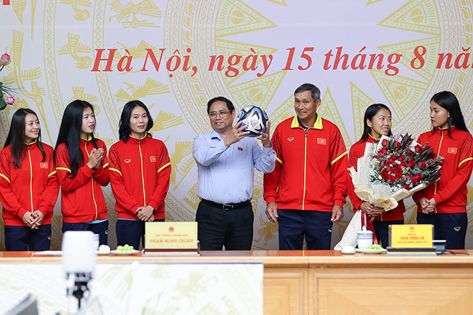 Đội tuyển bóng đá nữ quốc gia Việt Nam tặng Thủ tướng các món quà lưu niệm