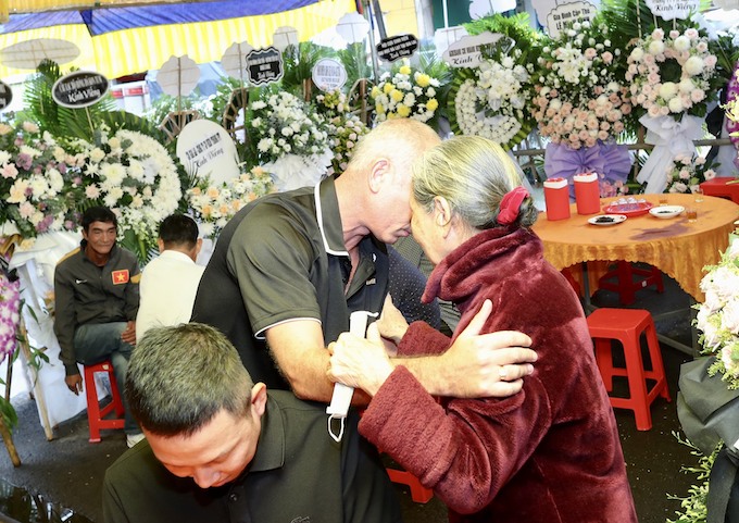Những đồng nghiệp của HLV Minh Ninh chia buồn với mẹ của anh. Ảnh: Minh Trần