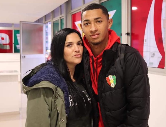 Mẹ của Paollo chụp cùng con trai lúc anh còn thi đấu tại Bồ Đào Nha