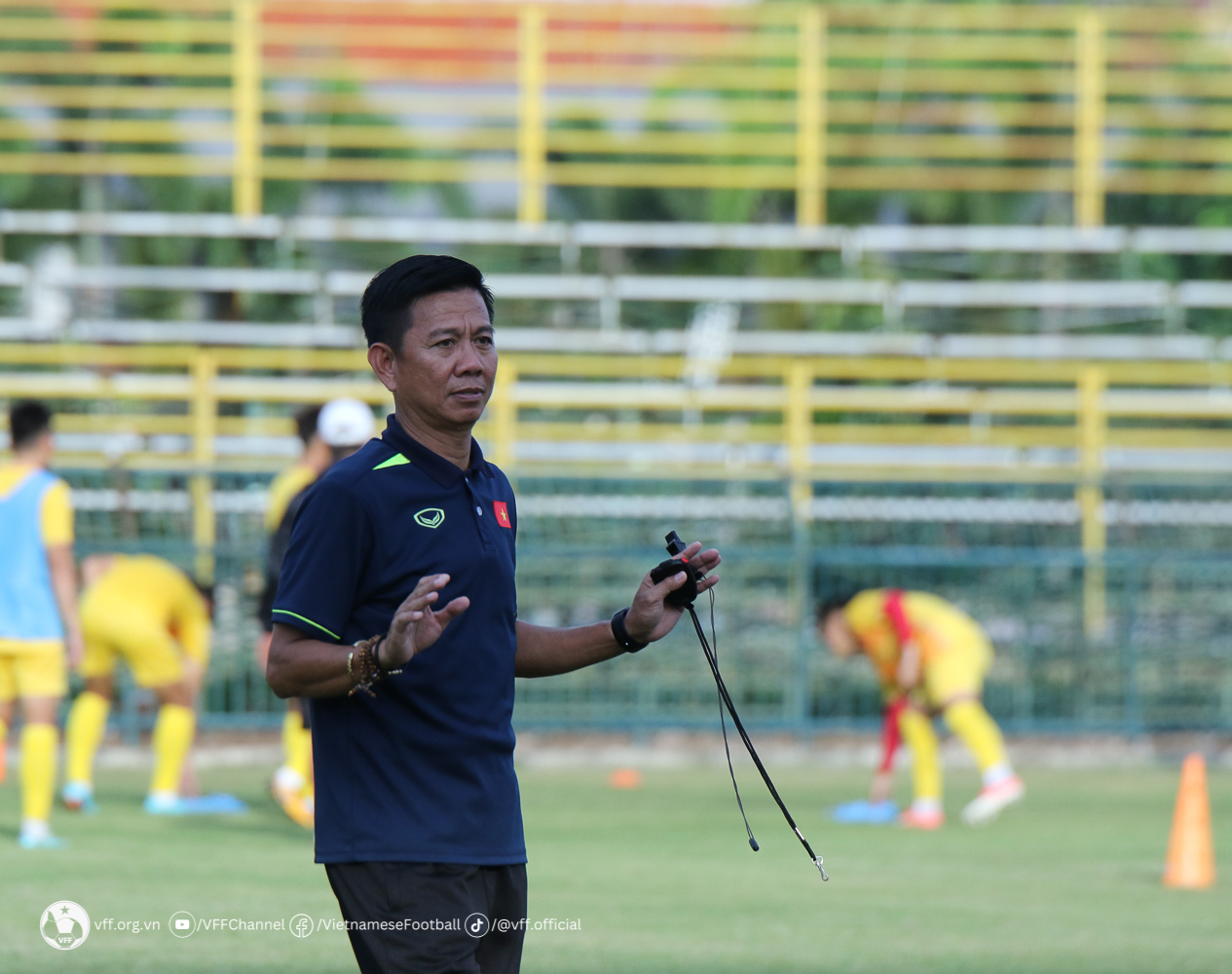 HLV Hoàng Anh Tuấn không hài lòng khi buổi tập của U23 Việt Nam bị quay lén - Ảnh: VFF 