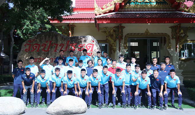 Toàn đội U23 Việt Nam chụp ảnh kỷ niệm bên ngoài đền Pa Pradu 