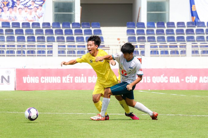 Các cầu thủ U15 Hà Nội (áo vàng) và U15 HAGL đã có một trận đấu khá hấp dẫn. Ảnh: Trung Đặng