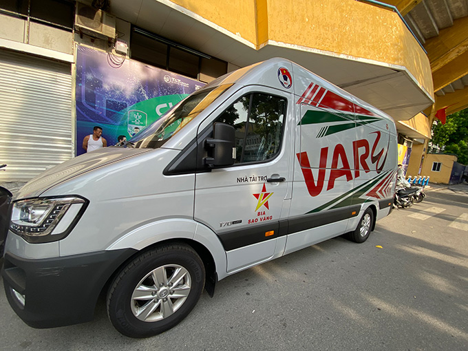 Hai xe VAR đang vận hành tại V.League - Ảnh: VFF