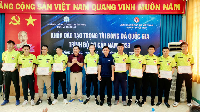 Ông Bùi Hữu Toàn - Giám đốc Sở Văn hóa, Thể thao và Du lịch tỉnh Bình Dương (thứ 5 từ trái sang) và Ông Đặng Thanh Hạ - Trưởng Ban trọng tài Liên đoàn Bóng đá Việt Nam trao giấy chứng nhận cho học viên