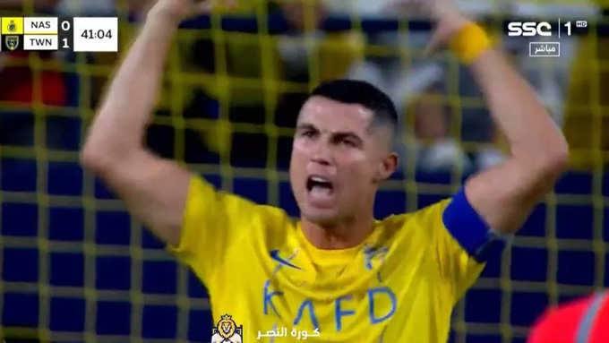 Ronaldo thúc giục các đồng đội và NHM phấn chấn tinh thần sau bàn thua