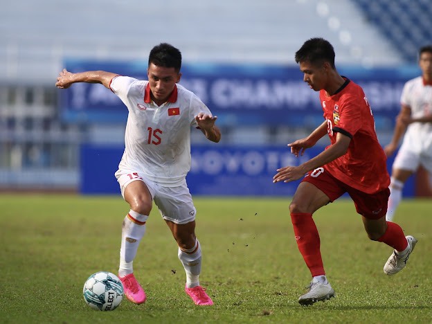 U23 Việt Nam (áo trắng) đã gặp không ít khó khăn trước U23 Lào. Ảnh: T.H