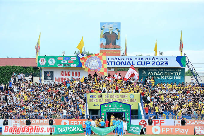 Sân Thanh Hóa kín khán giả trong trận chung kết lịch sử Cúp Quốc gia giữa Thanh Hóa và Viettel 