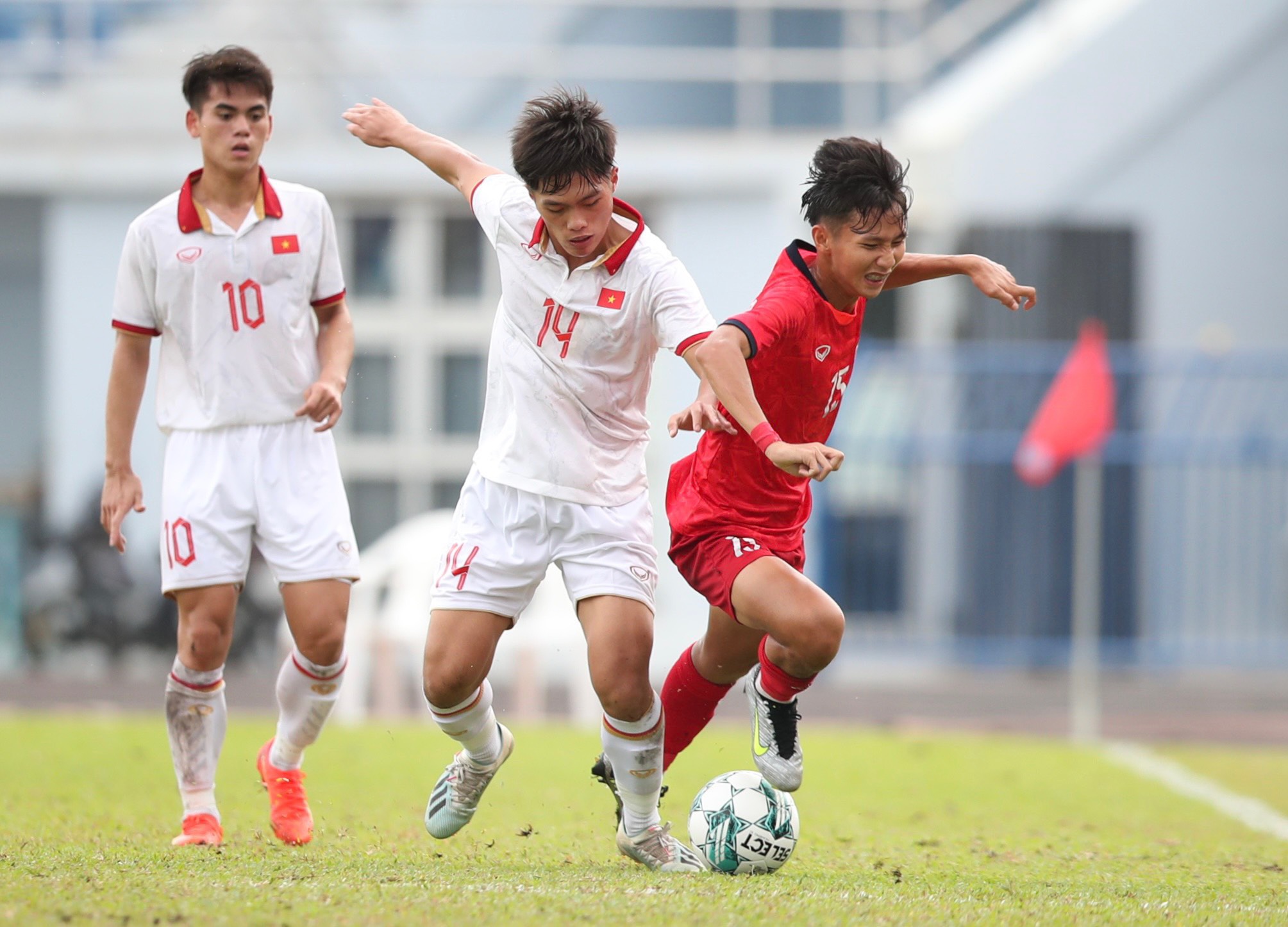 U23 Việt Nam vẫn chưa đem đến sự hài lòng cho HLV Hoàng Anh Tuấn sau chiến thắng đậm trước Lào - Ảnh: Nam Anh 